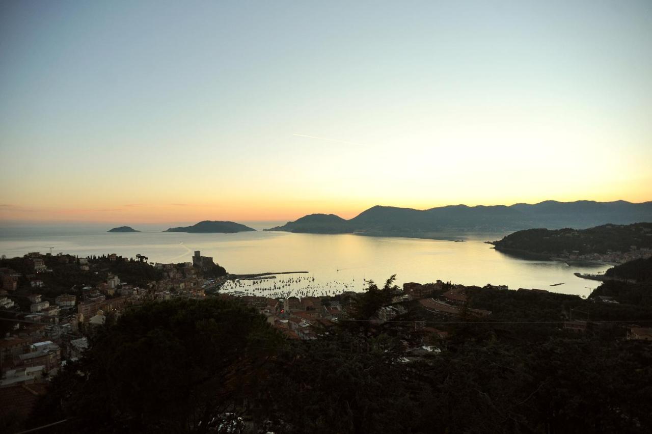 Il Golfo Artisti E Poeti Villa Thea Lerici Luaran gambar